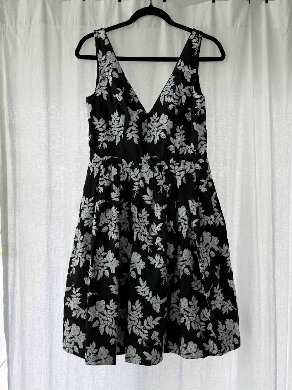 Betsy Johnson Black & White Floral V-Neck Sleeveless Dress - Picture 6 of 8
